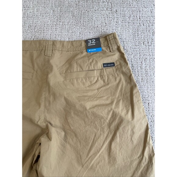 Columbia Shorts Mens 32x10 Biege Khaki Chino Lightweight Golf Hiking Logo NWT - Picture 10 of 12